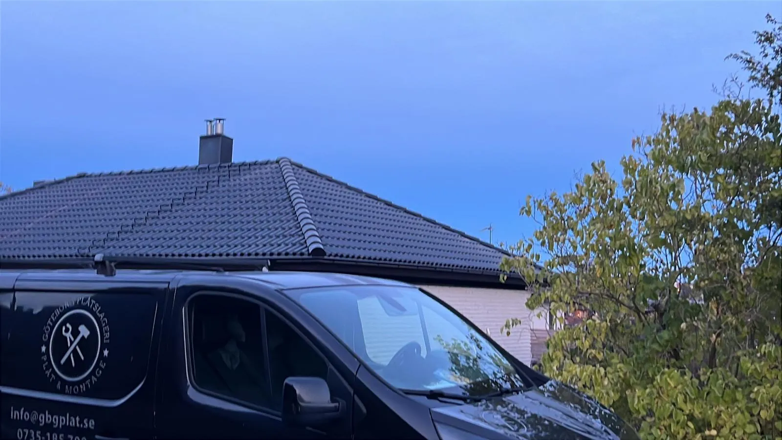 Komplett takbyte med glasserade pannor i Ruddalen