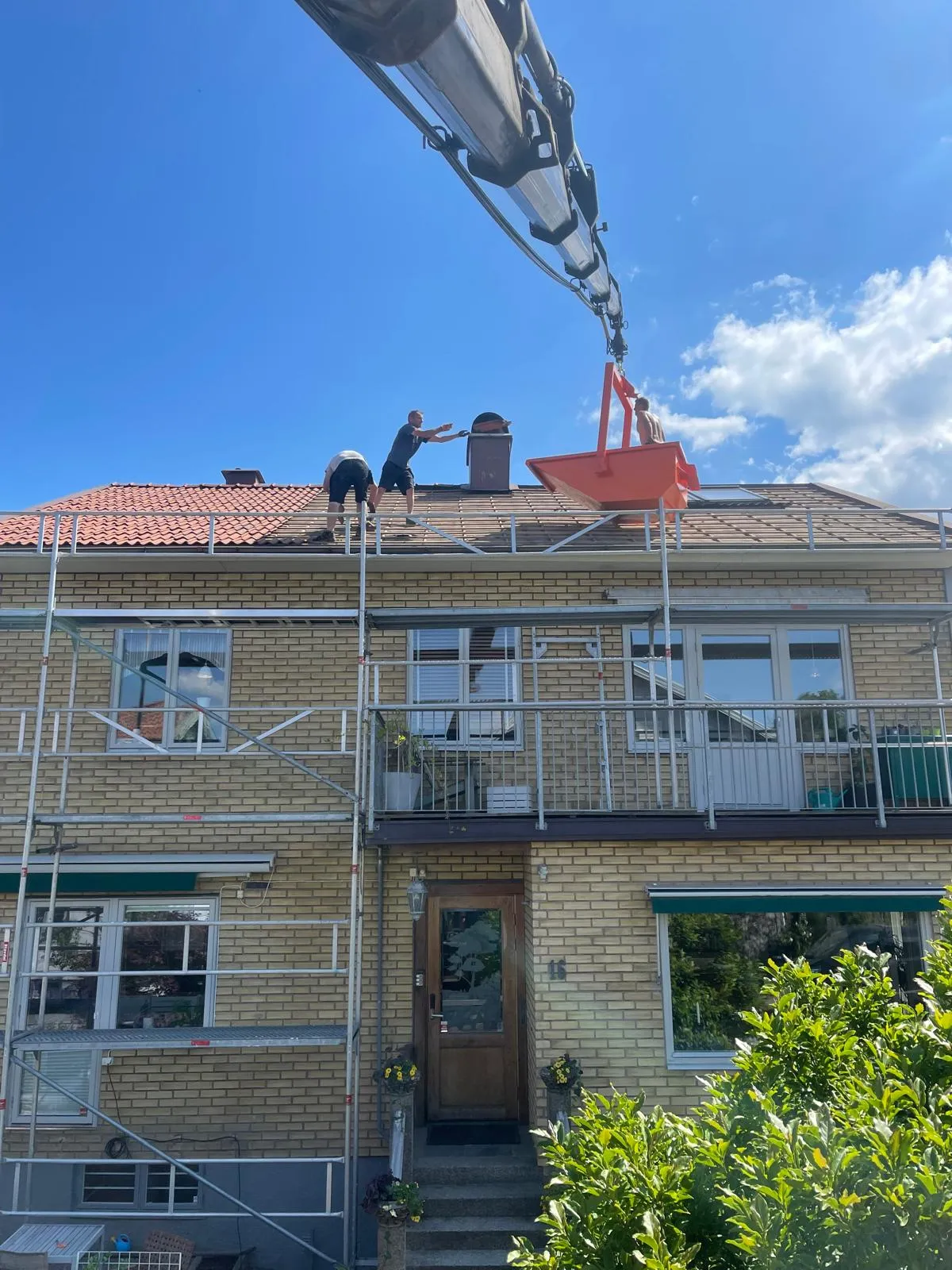 Pågående takbyte med ny underlagsduk i Högsbo
